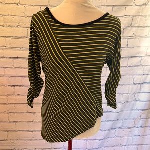 Jewels & Gems High Low 3/4” Sleeves Shirt! Size Small.